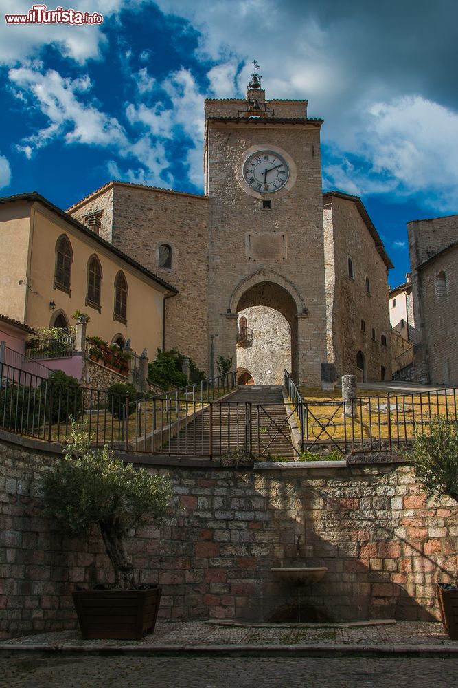 Immagine Veduta della storica torre nel centro di Monteleone di Spoleto, provincia di Perugia, Umbria. Costruita attorno al XIII° secolo, questa porta è una delle tre della seconda cinta muraria. Dalla torre, che sovrasta la piazza del Mercato, si può godere una splendida vista sulla valle.