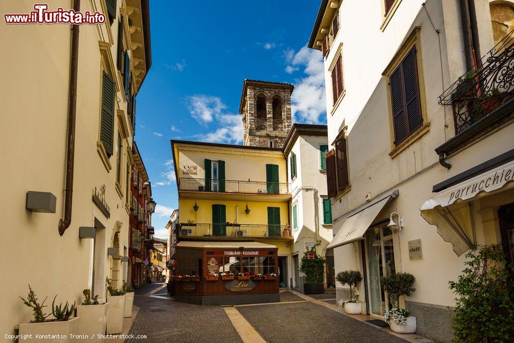 Immagine Una veduta della strada nell'area pedonale della vecchia città di Peschiera del Garda, Veneto - © Konstantin Tronin / Shutterstock.com