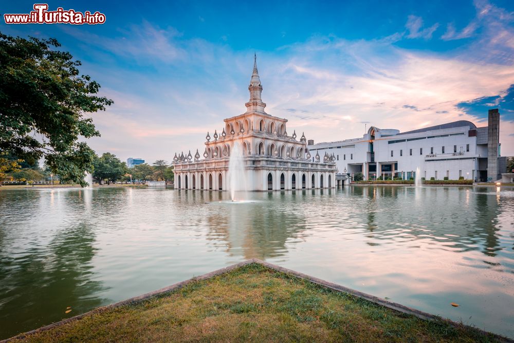 Immagine Veduta della Sukhothai Thammathirat Open University a Nonthaburi, Thailandia. Questa università è stata fondata nel 1978.