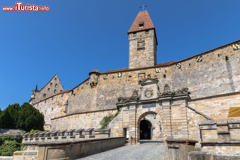 Immagine Veduta della Torre Bulgara all'ingresso della fortezza di Coburgo, Germania, in una giornata di sole.