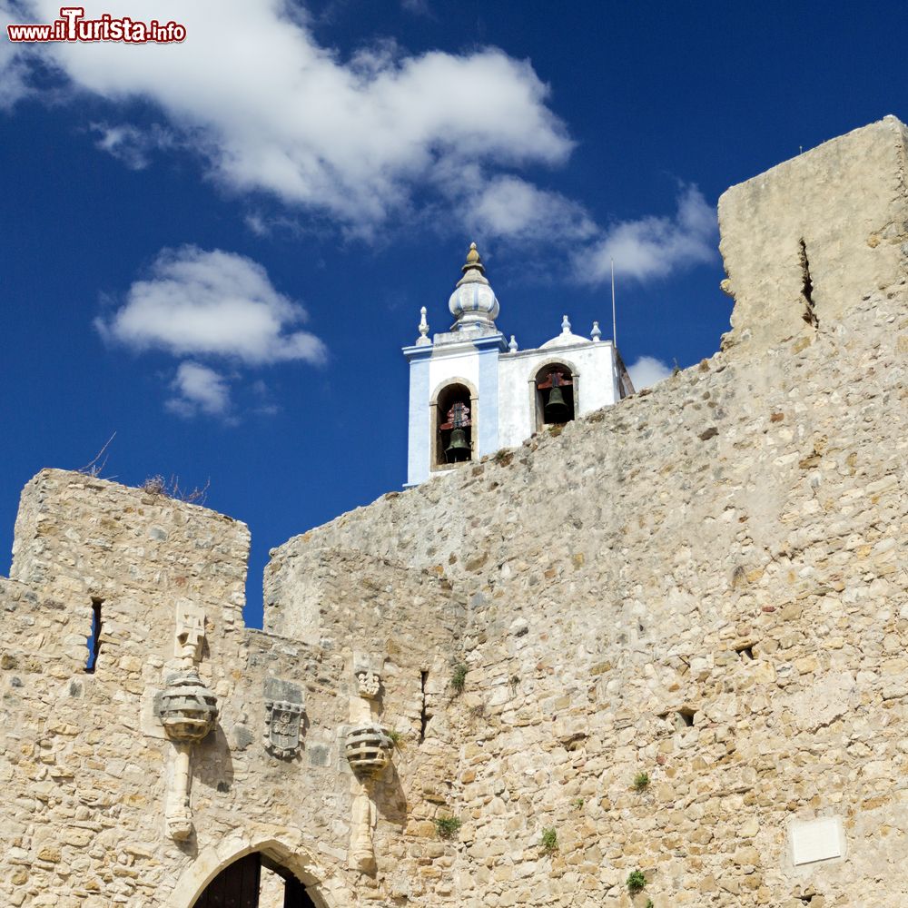 Immagine Veduta della torre del campanile della chiesa di Santa Maria dal castello di Torres Vedras, Portogallo.