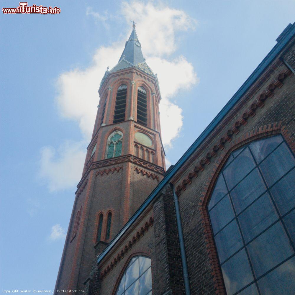 Immagine Veduta della torre della chiesa di St. Agnes a Beeklaan, L'Aia (Olanda) - © Wouter Kouwenberg / Shutterstock.com