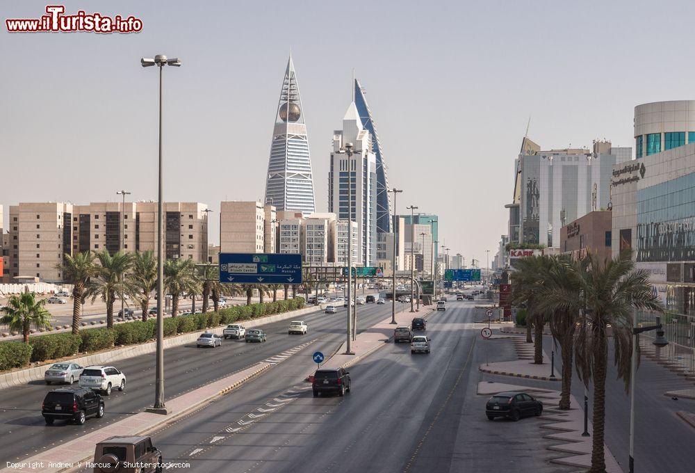 Immagine Veduta della torre di Al Faisaliah e di altri grattacieli a Riyadh (Arabia Saudita) da King Fahd Road, la principale strada della capitale - © Andrew V Marcus / Shutterstock.com