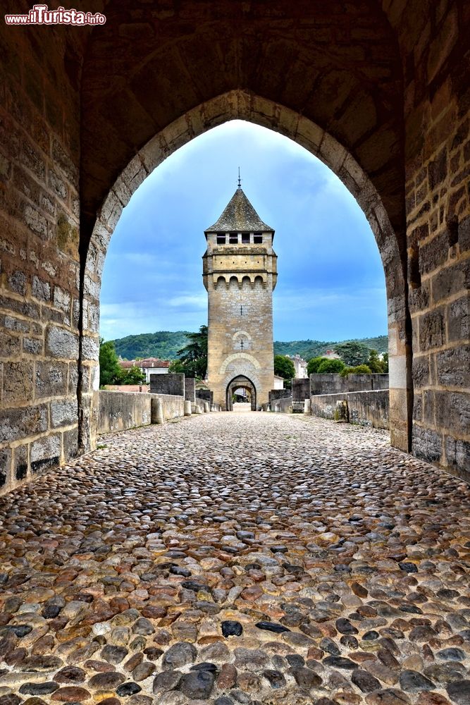 Immagine Veduta della torre fortificata detta "del Diavolo" a Cahors attraverso un arco medievale, Francia.