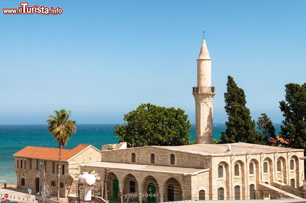 Immagine Veduta della Touzla Mosque a Larnaca, isola di Cipro. La sua costruzione risale all'XI° secolo.