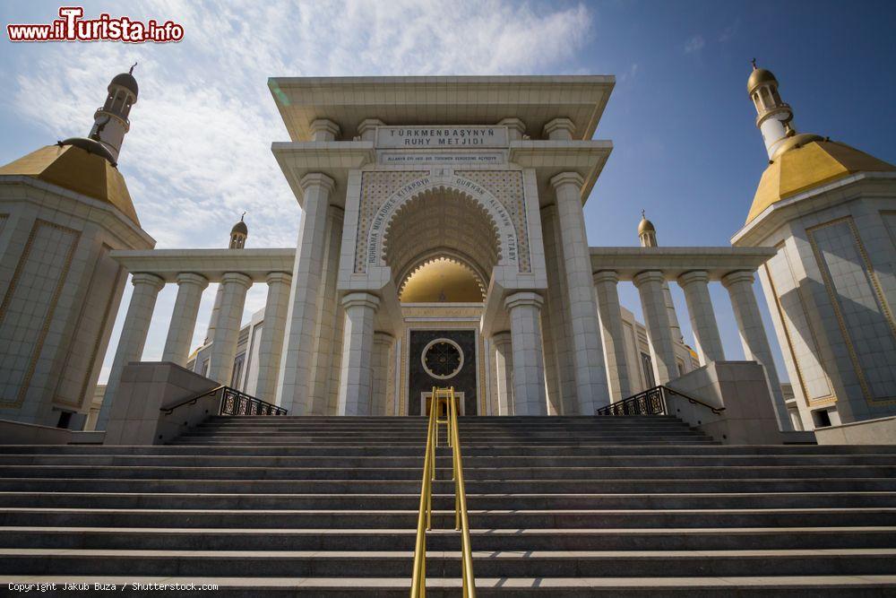 Immagine Veduta della Turkmenbasy Ruhy Mosque nella periferia di Ashgabat, Turkmenistan - © Jakub Buza / Shutterstock.com