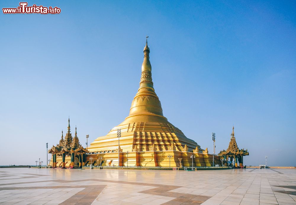 Immagine Veduta della Uppatasanti Pagoda nella città di Naypyidaw, Birmania: chiamata anche "Pagoda della Pace", ospita la reliquia di und ente del Buddha proveniente dalla Cina. E' la replica della pagoda Shwedagon di Yangon.
