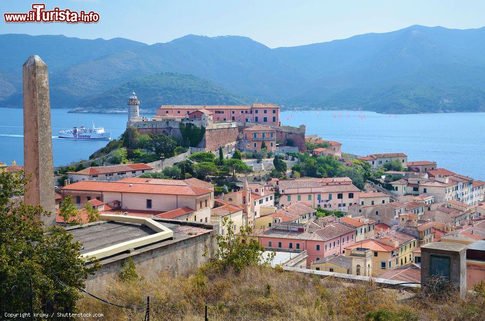 Immagine Veduta della vecchia città di Portoferraio con il forte Stella sulla collina, isola d'Elba, Toscana. L'imponente complesso fortificato risale al 1548 quando venne costruito su progetto di Giovanni Camerini e Giovan Battista Belluzzi. Il nome deriva dalla forma a pianta stellata - © krcmy / Shutterstock.com