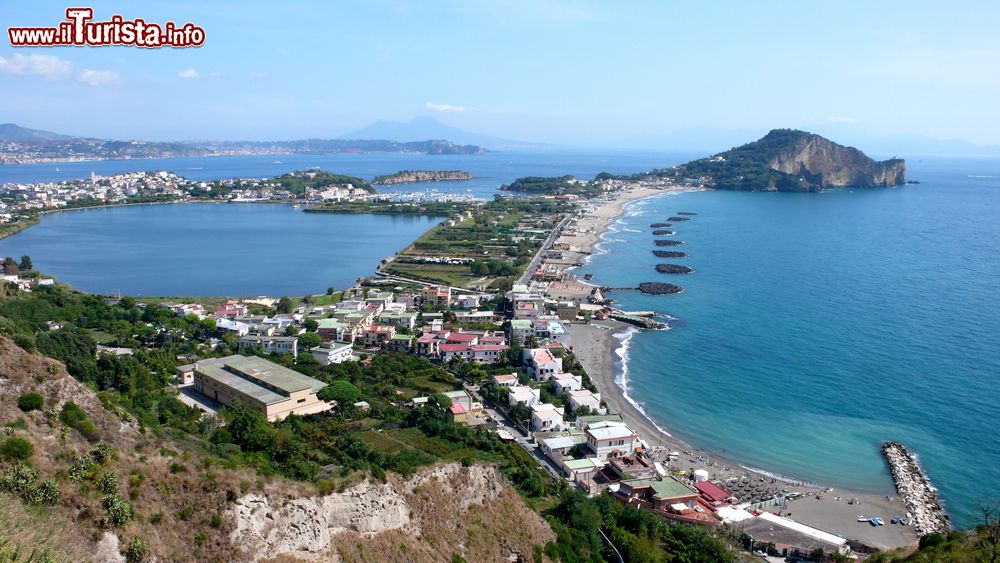 Immagine Una veduta della zona di Bacoli con il lago e il capo Miseno, e la spiaggia di Miliscola in Campania