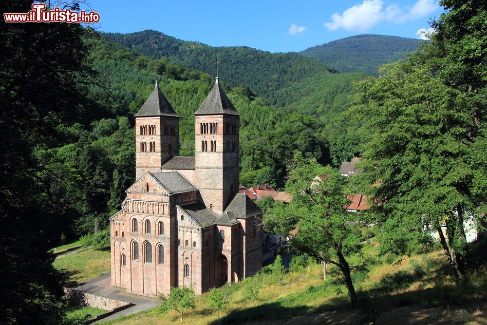 Immagine Veduta dell'abbazia romanica di Murbach, Alsazia (Francia): siamo a circa 5 km dal villaggio di Guebwillar.
