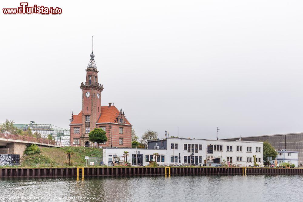 Immagine Veduta dell'Altes Hafenamt a Dortmund (Germania): l'antica autorità portuale di Dortmund fu costruita nel 1898 nello stile neo-rinascimentale - © HildaWeges Photography / Shutterstock.com