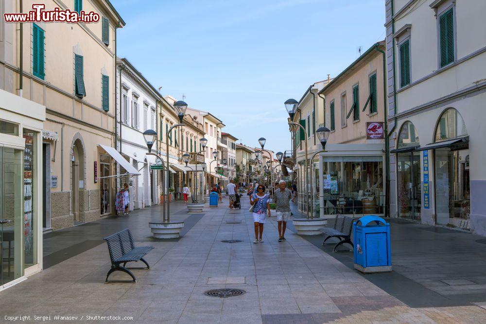 Immagine Veduta dell'area pedonale di Corso Vittorio Emanuele II° a San Vincenzo, Toscana. Si tratta della principale strada di questo grazioso Comune in provincia di Livorno - © Sergei Afanasev / Shutterstock.com