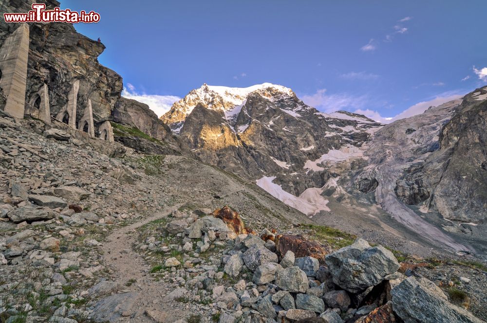 Immagine Veduta delle Alpi svizzere nei pressi del villaggio di Arolla. Questa località, seppur discreta e di piccole dimensioni, è famosissima per la sua stazione sciistica.