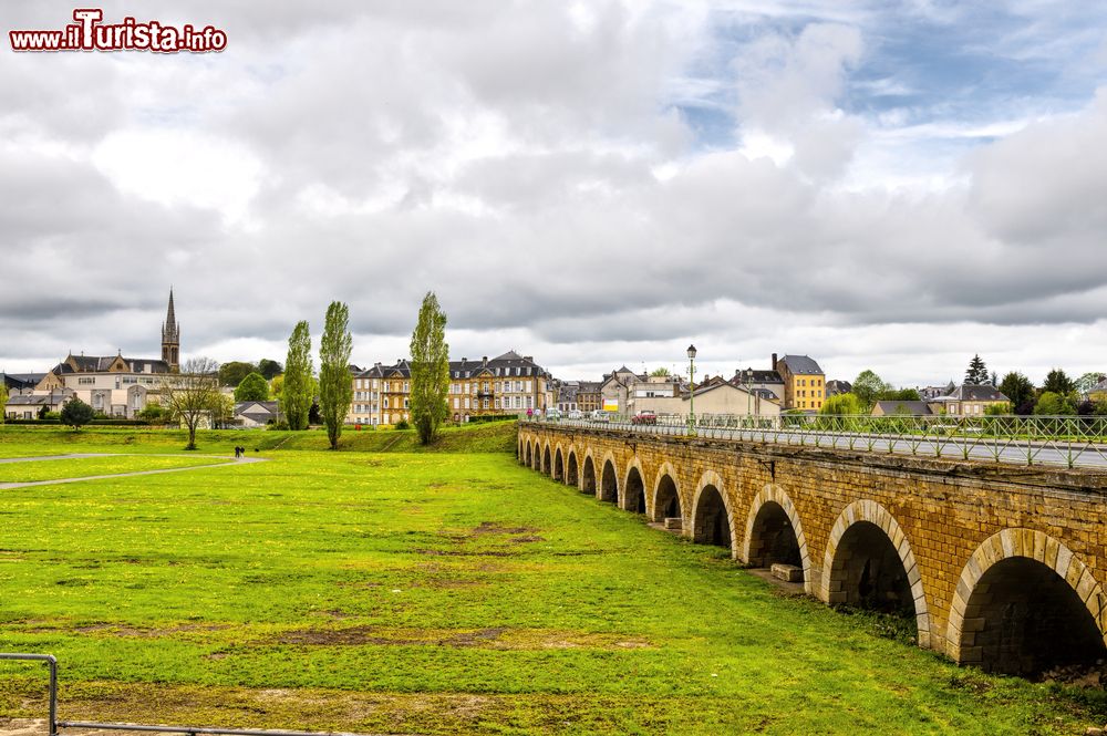 Immagine Veduta delle antiche case e del ponte nella città di Sedan, Francia, in una giornata di pioggia.