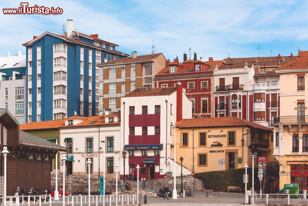 Immagine Veduta delle case al vecchio porto di Gijon, Asturie, nord della Spagna - © dvoevnore / Shutterstock.com