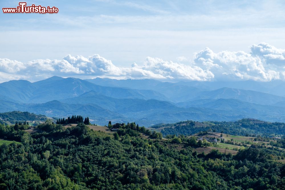 Immagine Veduta delle colline delle Langhe e delle Alpi dalla cima della torre medievale di Murazzano, Piemonte. A pianta quadrata e senza fondamenta, questa torre si eleva per 33 metri. E' ciò che resta del castello duecentesco distrutto durante l'occupazione napoleonica.