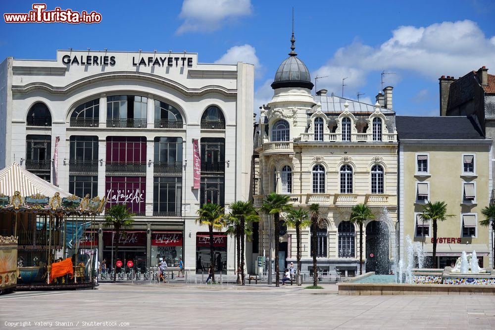 Immagine Veduta delle Galeries Lafayette e della piazza nel centro di Pau, Nuova Aquitania (Francia) © Valery Shanin / Shutterstock.com