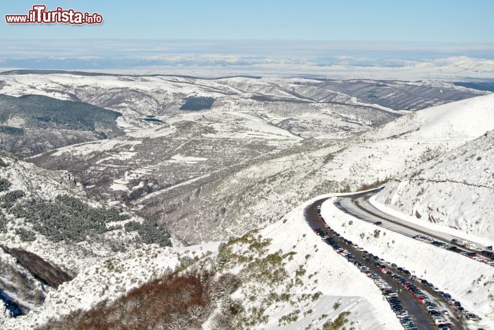 Immagine Veduta delle montagne innevate di Valdezcaray, Spagna - Imbiancati dalla neve, i monti che sovrastano il villaggio di Ezcaray richiamano ogni anno gli appassionati degli sport invernali © Ander Dylan / Shutterstock.com
