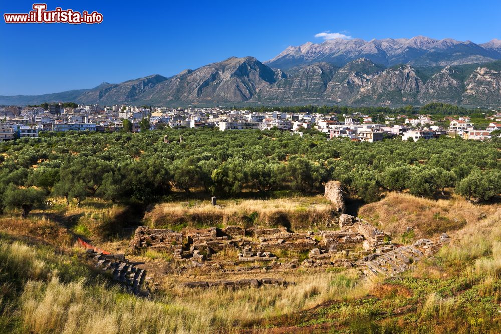 Immagine Veduta delle rovine del teatro di Sparta, Grecia. Sullo sfondo, la città moderna città e il massiccio Taygetus che raggiunge i 2404 metri di altezza.