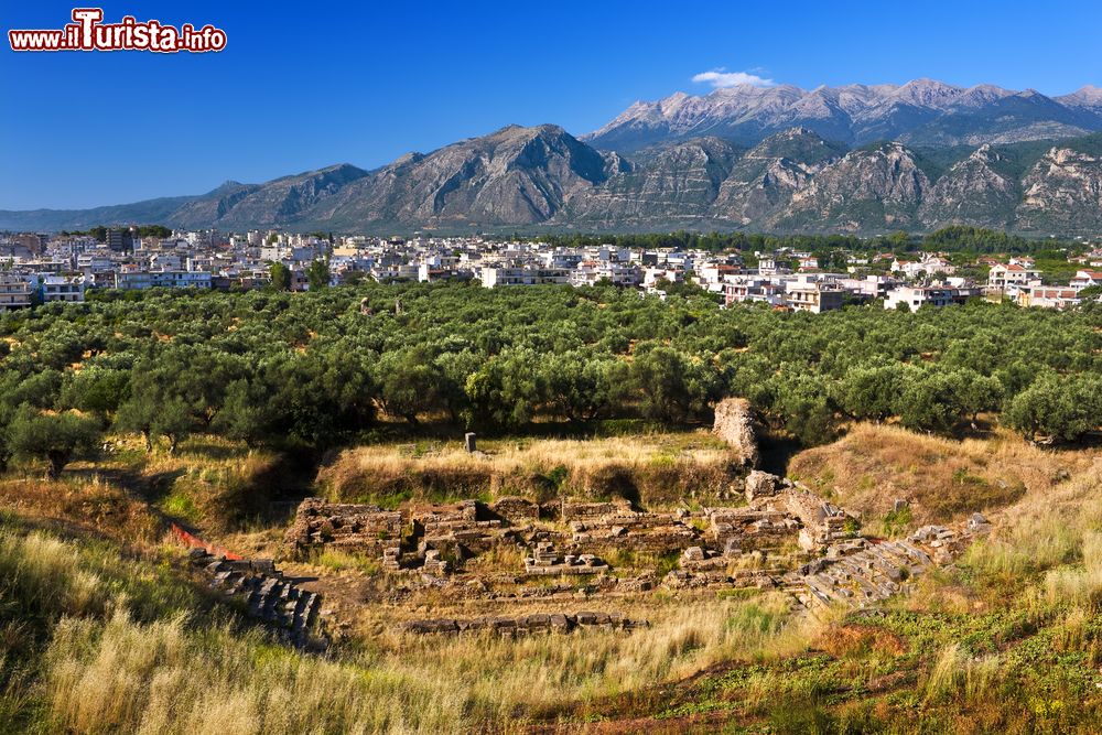 Immagine Veduta delle rovine del teatro di Sparta, Grecia. Sullo sfondo, la città moderna città e il massiccio Taygetus che raggiunge i 2404 metri di altezza.