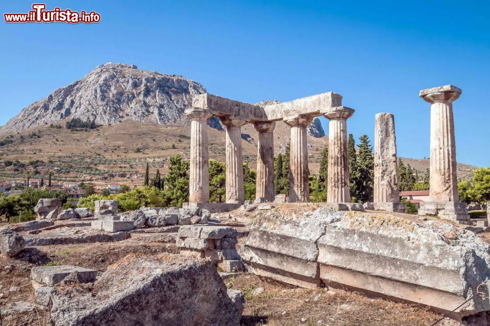 Immagine Veduta delle rovine del Tempio di Apollo nella vecchia Corinto, Peloponneso (Grecia).