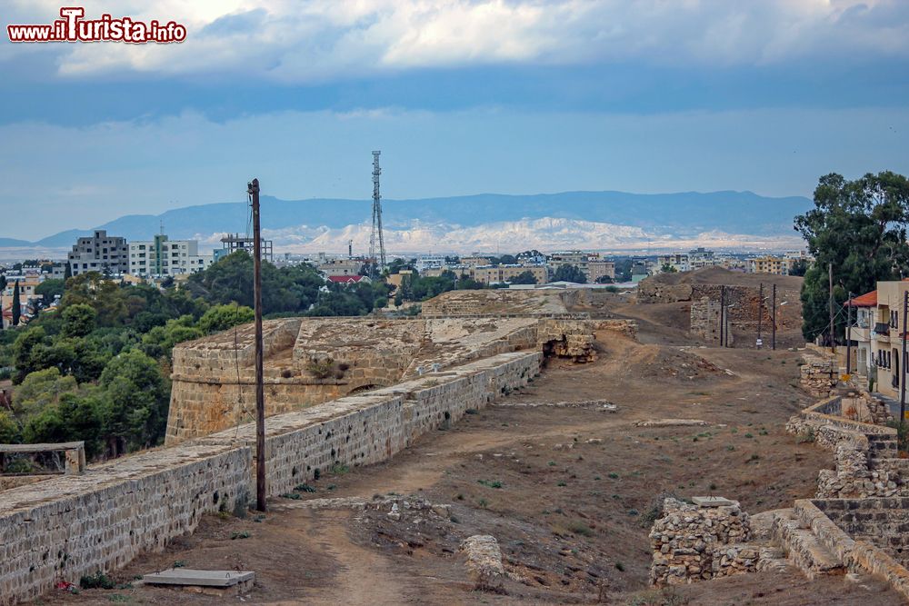 Immagine Veduta delle rovine dell'antico castello di Famagosta, Cipro Nord. Sullo sfondo, la moderna cittadina.