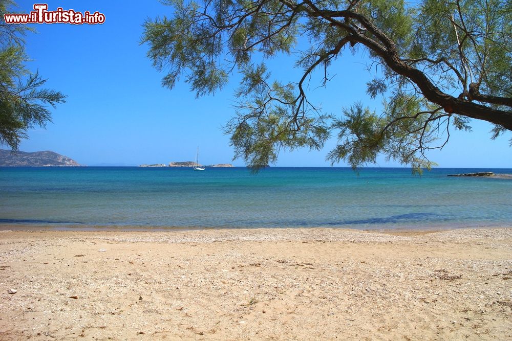 Immagine Veduta dell'Egeo dalla spiaggia di Bonatsa, isola di Kimolos, Grecia.