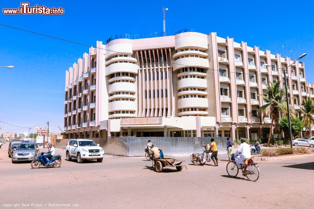 Immagine Veduta dell'ingresso principale al Cappuccino Restaurant e allo Splendid Hotel di Ouagadougou, Burkina Faso - © Dave Primov / Shutterstock.com