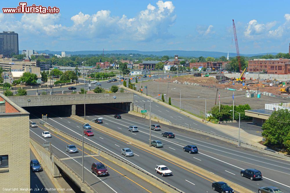 Immagine Veduta dell'Interstate Highway 84 con la scritta di benvenuto al canale di Hartford, Connecticut, USA - © Wangkun Jia / Shutterstock.com