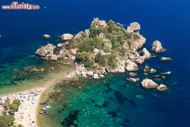 Immagine Veduta dell'Isola Bella a Taormina, Sicilia. A coniare il suo nome fu il barone tedesco Wilhelm von Gloeden che la fece conoscere in tutto il mondo. Chiamata anche "perla del Mediterraneo", quest'isola è posizionata lungo la costa taorminese e, assieme al teatro greco, rappresenta il simbolo di questo comune siciliano. Davvero pittoresco e suggestivo, ancora oggi l'isolotto mantiene intatto il suo fascino.