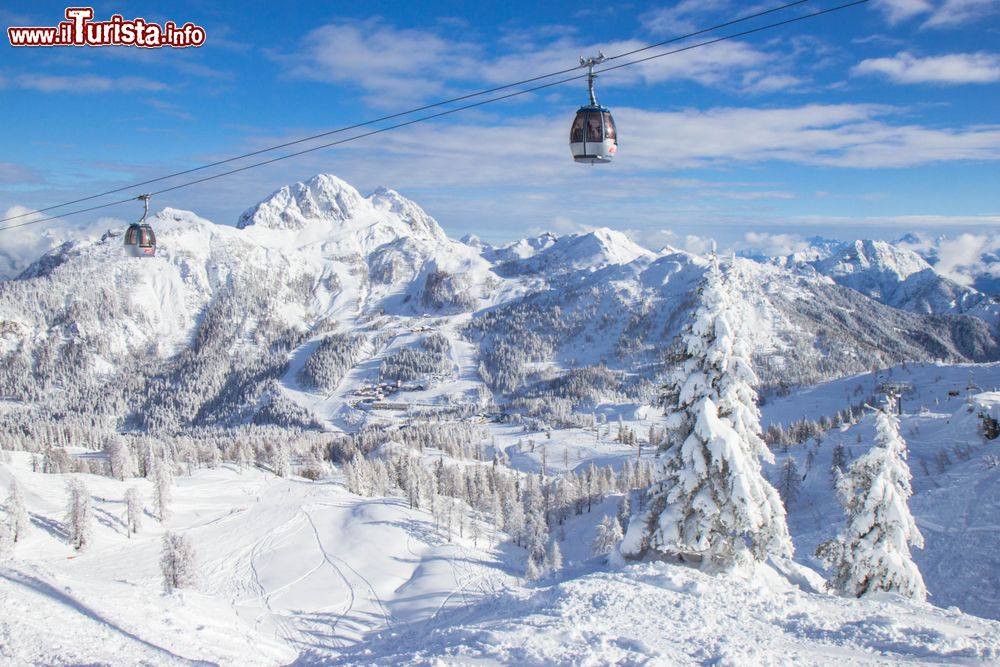 Immagine Veduta dello ski resort di Nassfeld nelle Alpi austriache: dalle cabinovie si può ammirare un incredibile paesaggio naturale, soprattutto durante l'inverno.