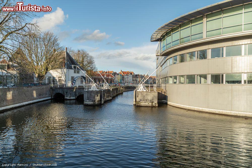 Immagine Veduta dello Spinhuis-Bridge a Middelburg, Olanda, in una giornata soleggiata - © Manninx / Shutterstock.com