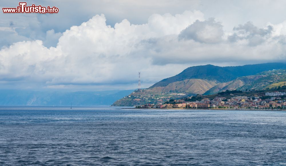 Immagine Veduta dello Stretto di Messina con la città di Villa San Giovanni, Calabria. Nelle giornate di sole dalla costa di questa località si vede la sagoma della Sicilia.
