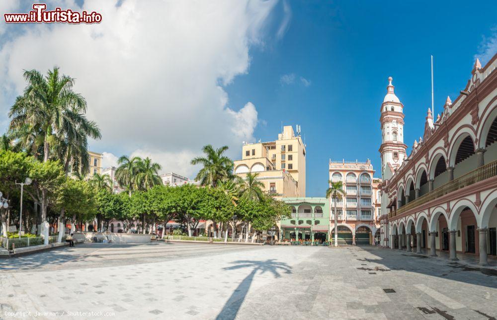 Immagine Veduta dello Zocalo o Plaza de Armas a Veracruz, Messico. Si tratta della principale piazza cittadina su cui si affacciano edifici e monumenti - © javarman / Shutterstock.com