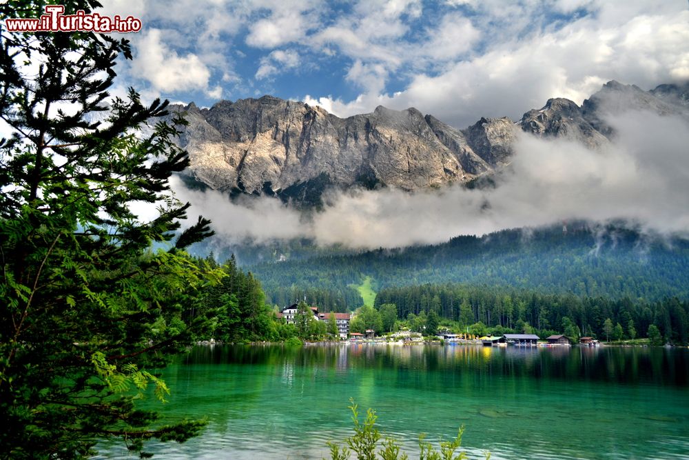 Immagine Veduta dello Zugspitze dallo Eibsee a Garmisch-Partenkirchen, Germania: una splendida cartolina di questa località della Baviera.
