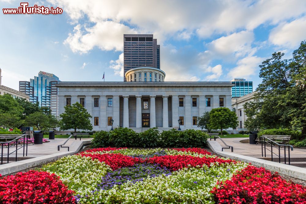 Immagine Veduta dell'Ohio Statehouse nella città di Columbus, stato dell'Ohio (USA). Sede del governo, il Campidoglio cittadino è un edificio neoclassico ispirato alle costruzioni della Grecia antica realizzato dopo un progetto indetto nel 1838.