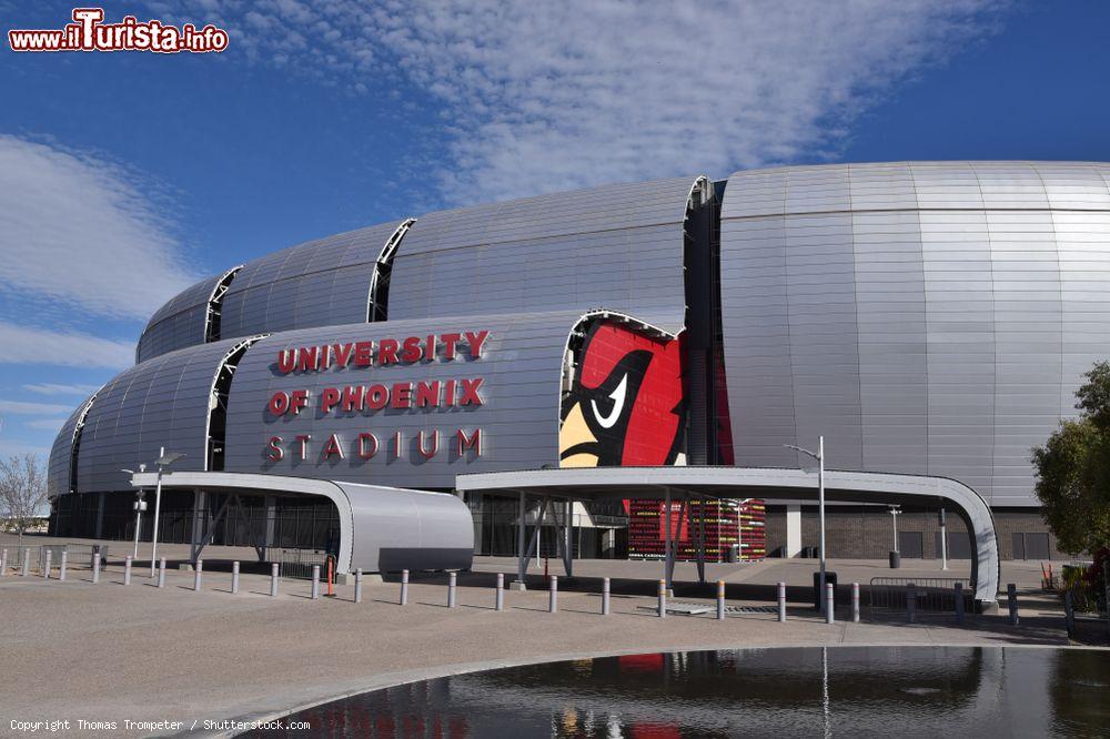 Immagine Veduta dell'University of Phoenix Stadium in Cardinals Drive a Glendale, Arizona (USA). Noto oggi con il nome di State Farm Stadium, ospita le gare casalinghe degli Arizona Cardinals della NFL - © Thomas Trompeter / Shutterstock.com