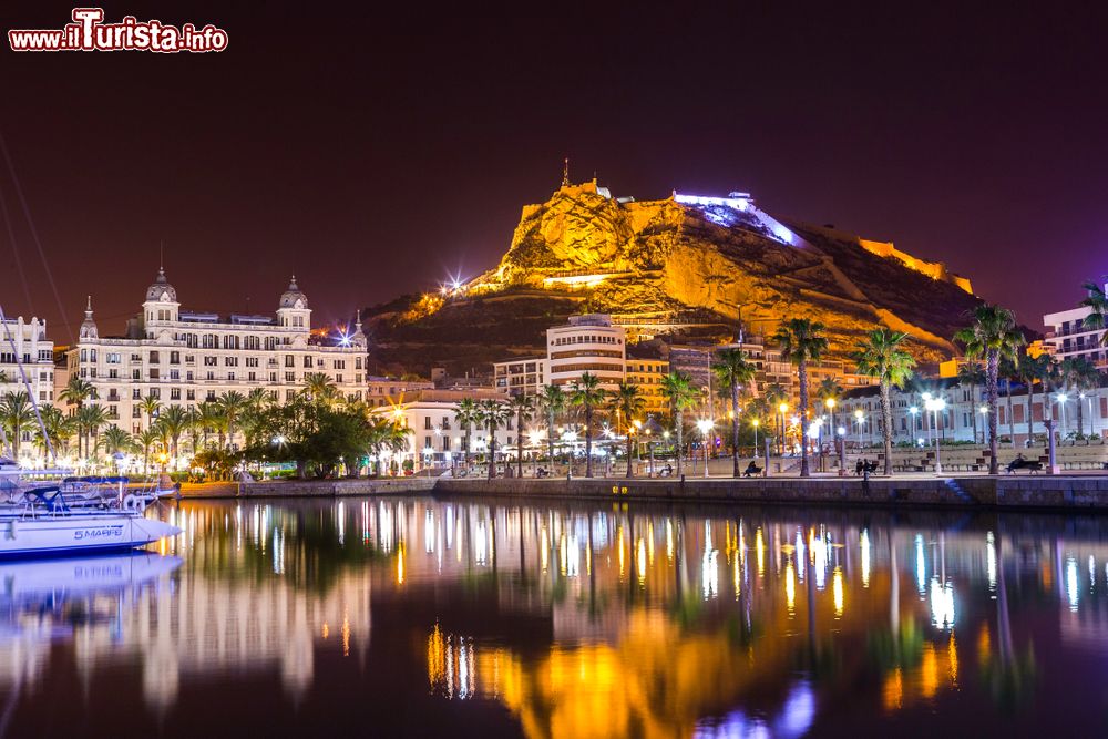 Immagine Veduta di Alicante by night, Spagna: sullo sfondo la fortezza di Santa Barbara, in cima al Monte Benacantil.