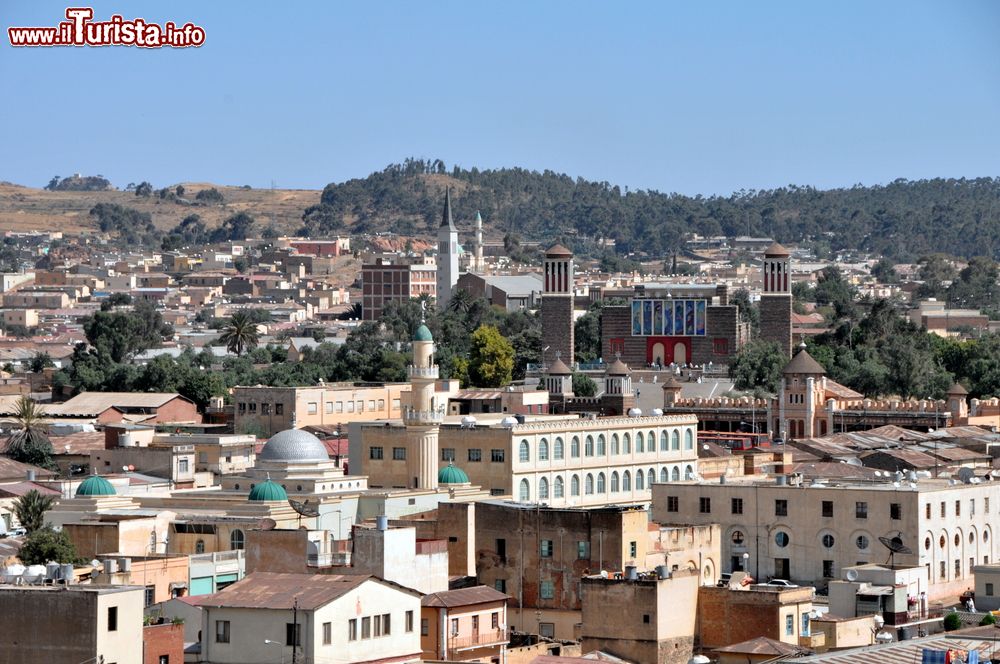 Immagine Veduta di Asmara, capitale dell'Eritrea. Sorge su un altopiano a oltre 2300 metri sul livello del mare; dal luglio 2017 è patrimonio mondiale Unesco.