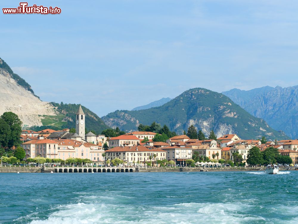 Immagine Panorama di Baveno sul Lago Maggiore, Piemonte. Grazie alla posizione geografica davanti alle tre isole Borromee, Baveno è un'interessante meta turistica.