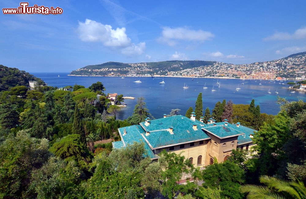 Immagine Veduta di Beaulieu-sur-Mer e di Cap d'Ail dal giardino della villa Rothschild, Francia.