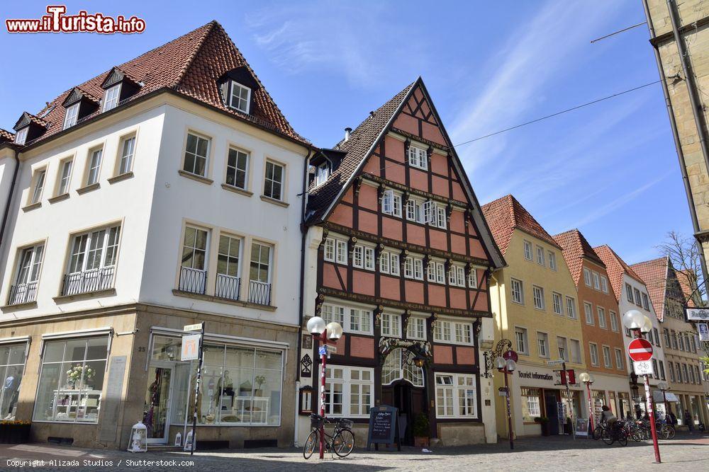 Immagine Veduta di Bierstrasse a Osnabruck, Germania. Fra gli edifici che si affacciano su questa via cittadina c'è anche lo storico Romantik Hotel Walhalla, situato di fronte al Municipio del '600, alla piazza del mercato e a pochi passi da una delle più importanti università della Germania - © Alizada Studios / Shutterstock.com