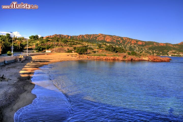 Immagine Veduta di Cap Dramont nei pressi di Agay, Francia - La baia di Agay, ai piedi della magnifica barriera rocciosa del Rastel, è riparata naturalmente a est dalla punta della Baumette e a ovest dal capo Dramont. E' la porta d'accesso al massiccio dell'Esterel © caspianx / Shutterstock.com