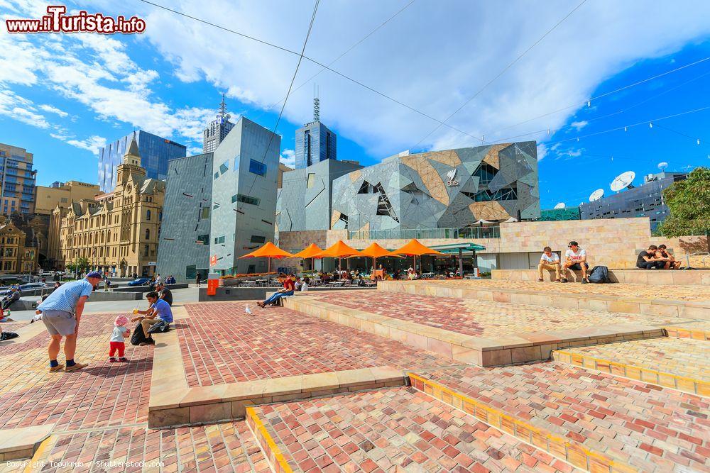 Immagine Veduta di Federation Square a Melbourne, Australia: si sviluppa su una superficie di oltre 3 ettari - © Tooykrub / Shutterstock.com