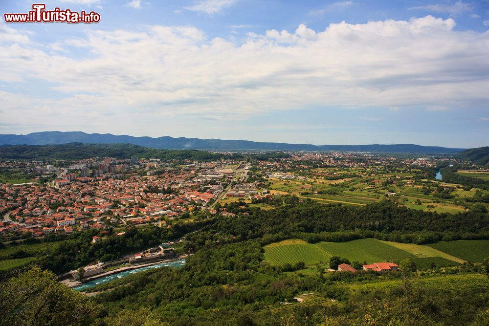 Immagine Veduta di Gorizia e di Nova Gorica dal monte Sabotino, Friuli Venezia Giulia, Italia. Da questa montagna al confine fra Italia e Slovenia si può ammirare un bel panorama su tutto il territorio circostante.