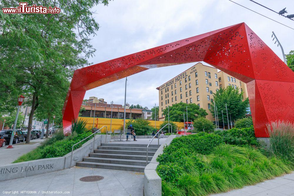 Immagine Veduta di Hing Hay Park con il padiglione a Seattle, Washington (USA). Questo parco pubblico si trova nel distretto internazionale di Chinatown - © ARTYOORAN / Shutterstock.com