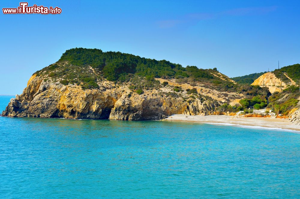 Immagine Veduta di Home Mort Beach a Sitges, Spagna. A Playa del Muerto, spiaggia nudista, si accede tramite una strada tortuosa e circondata da scogliere. Si estende per circa 110 metri in lunghezza e 165 in larghezza con una media di 10 metri nei punti più stretti.