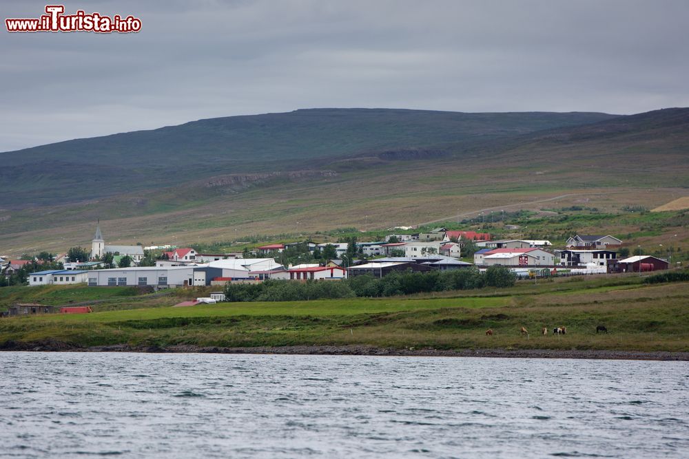 Immagine Veduta di Hvammstangi, cittadina che funge per molti turisti da porta d'accesso alla penisola del Vatnsnes, in Islanda.