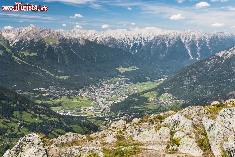 Immagine Veduta di Imst e della valle dell'Inn dall'alto della montagna Sechszeiger, Austria.