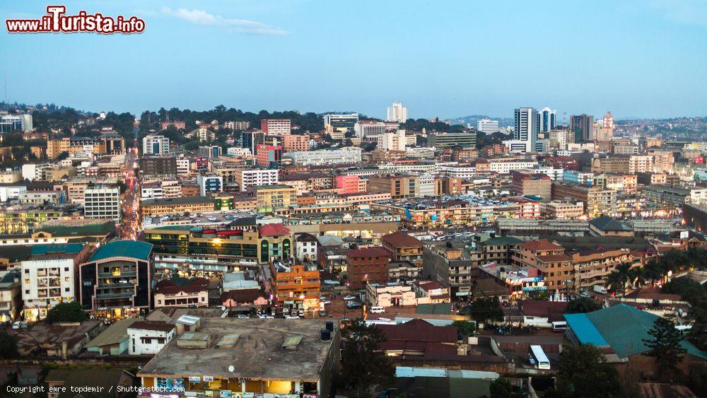 Immagine Veduta di Kampala e dei sobborghi al calar del sole, Uganda - © emre topdemir / Shutterstock.com
